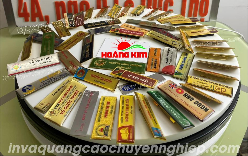 BẢNG TÊN NHÂN VIÊN, THẺ TÊN NHÂN VIÊN CÀI ÁO LÀ GÌ ?