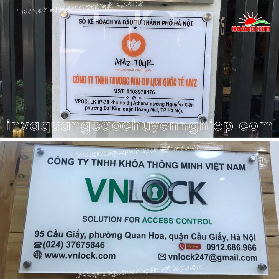 biển kính công bắt 4 trụ inox cách tường